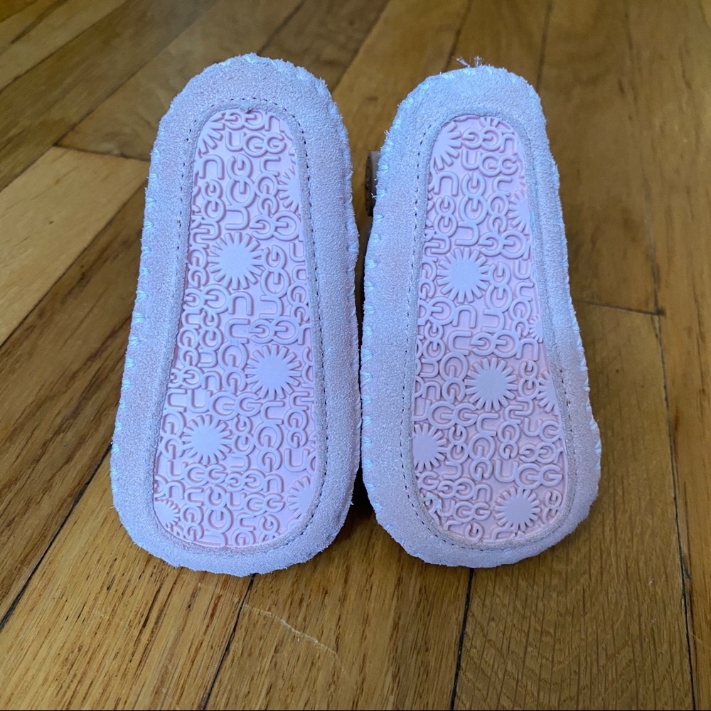 Baby Ugg Mittens and Booties - Picture 6 of 8